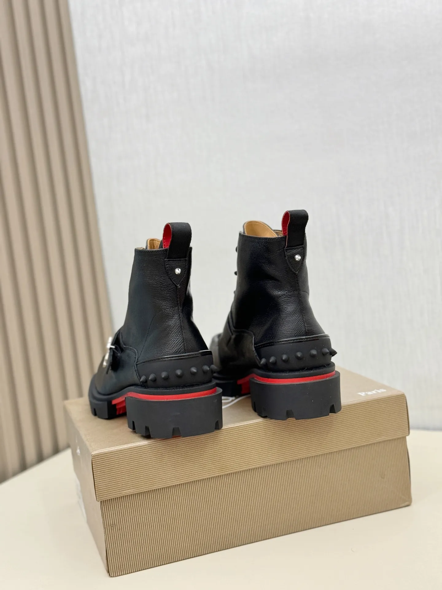 [CL～High-end men’s red-soled shoes] Top P: 940💰. Size: 39-44 (38.45.46 can be customized) 🆑Top original purchase agent Imported open-edge bead fabric and water-dyed cowhide inside 🉑️ Imported TPU rubber sole, wear-resistant and non-slip, full of European style.